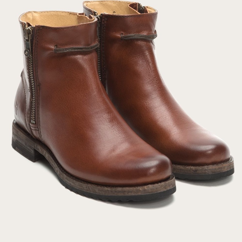 🌼 Frye Veronica Seam Short Ankle Boots in Brown